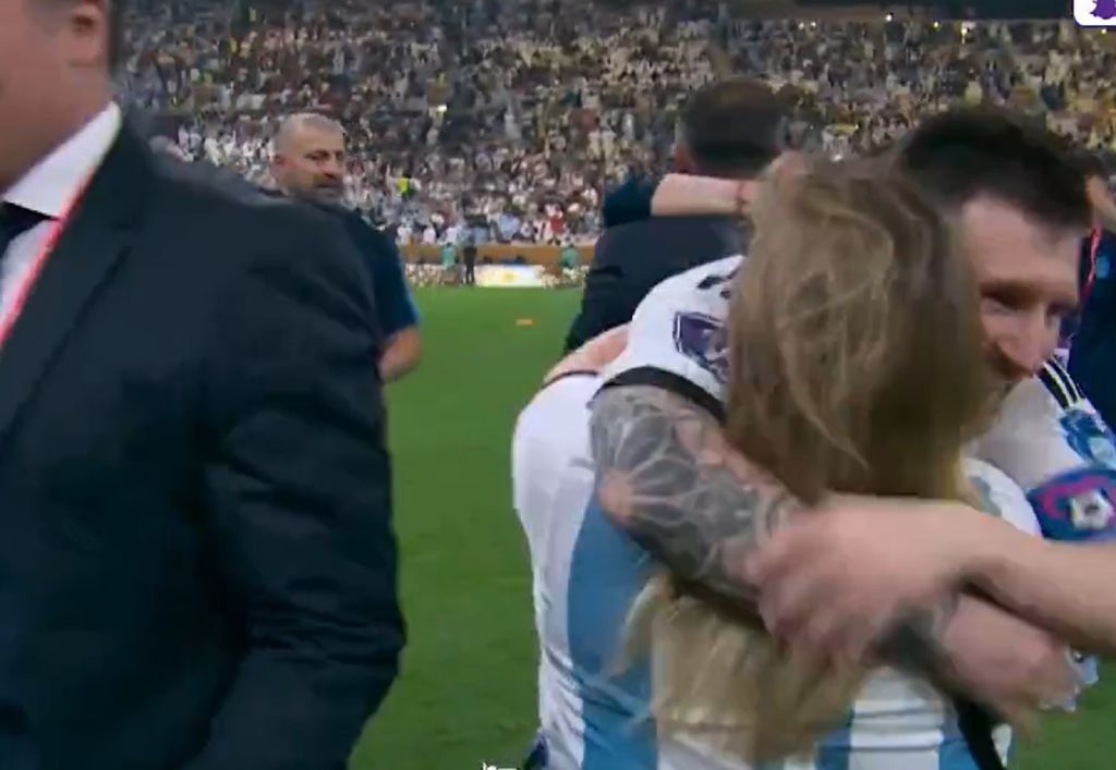 Όλοι χωράνε στην αγκαλιά του Λιονέλ Μέσι (vid)