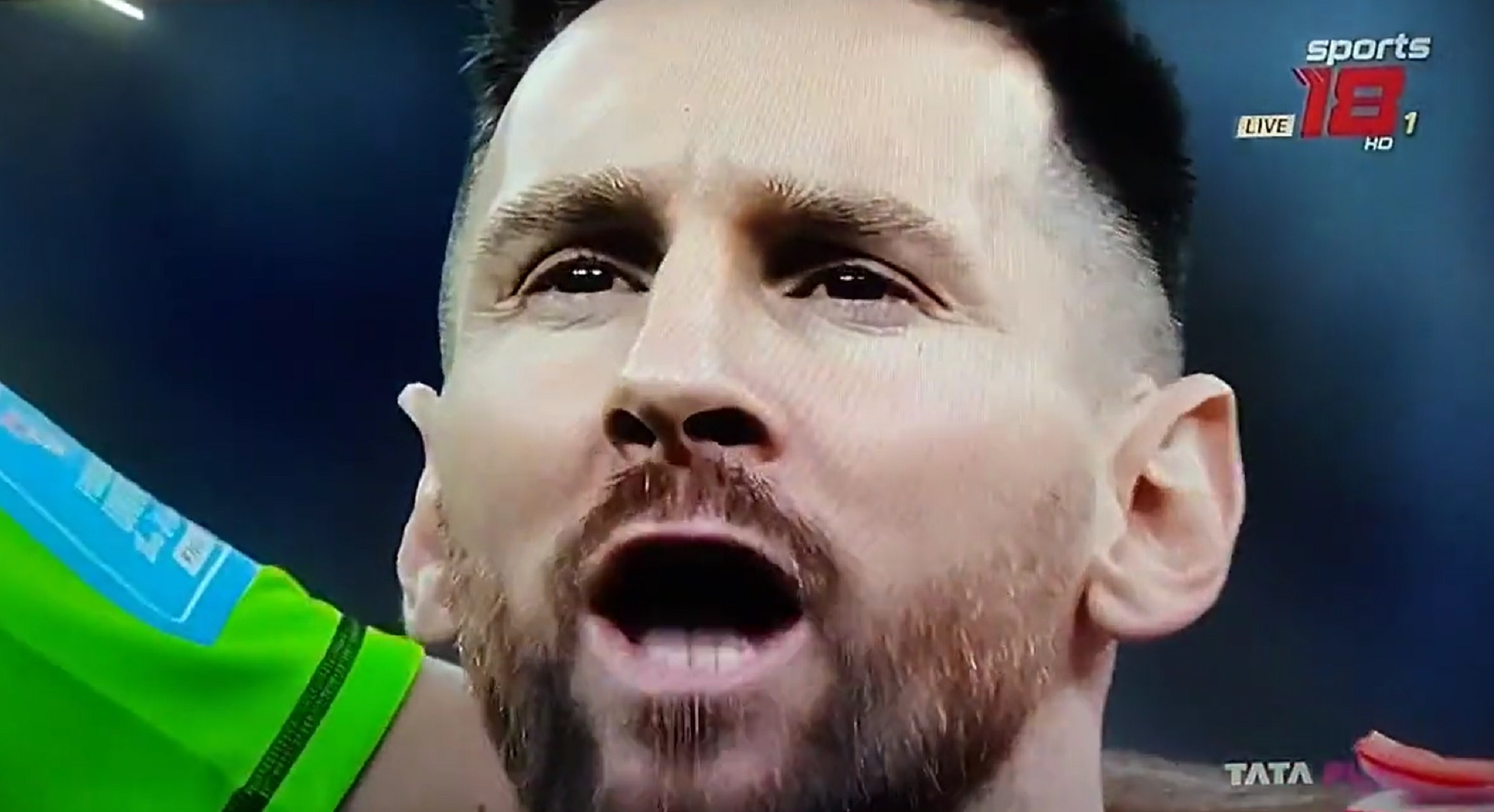 Ανατριχίλα στην ανάκρουση των εθνικών ύμνων – Πανικός στις κερκίδες (vid)