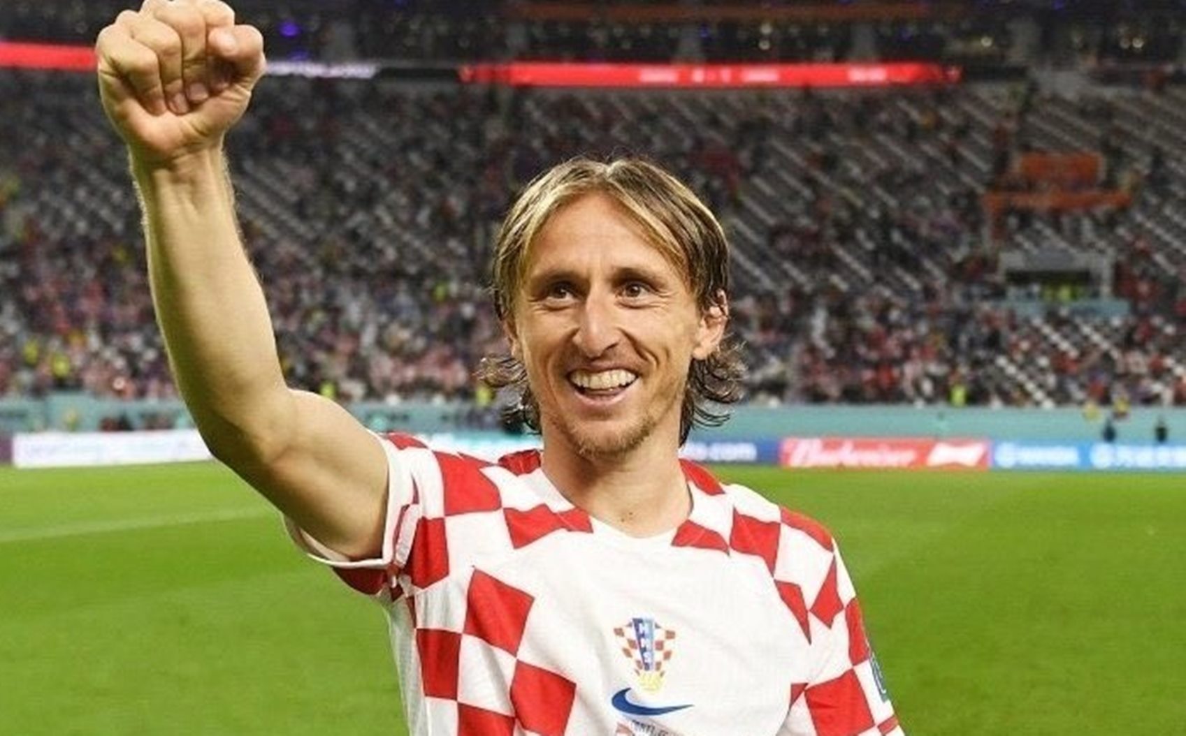 Το μεγαλείο του Μόντριτς σε μία φωτογραφία: «Χάζεψε» με το μετάλλιο! (pic)