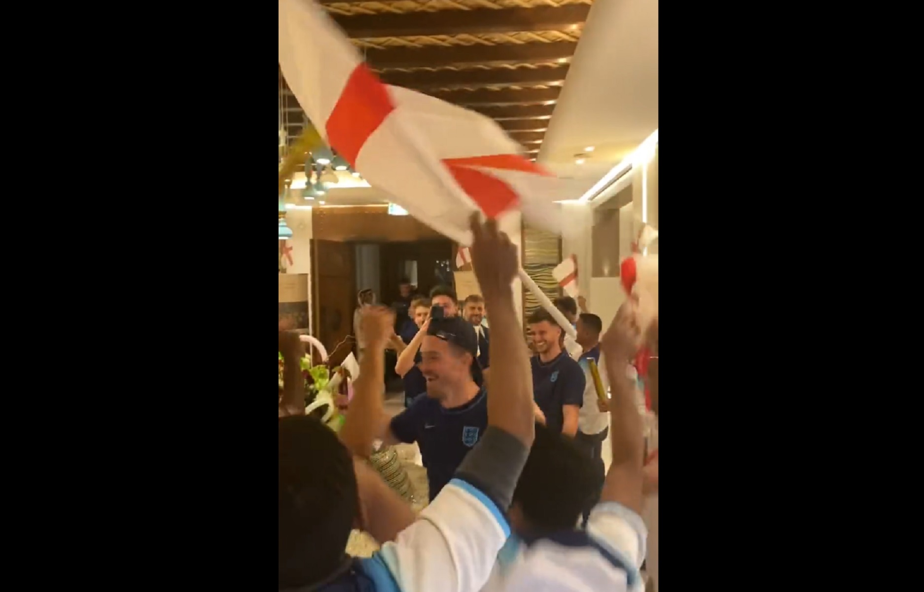 Oι Άγγλοι πανηγύρισαν με τρέλα τη πρόκριση παρέα με Ινδοπακιστανούς οπαδούς τους (vid)