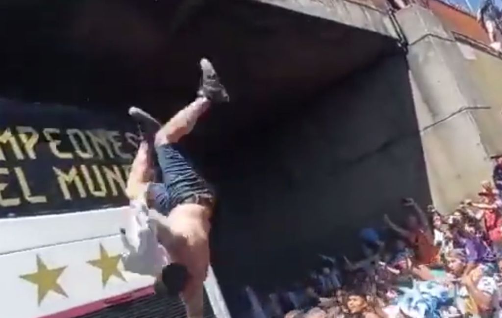 Απρόοπτο στο πούλμαν της «αλμπισελέστε» με Αργεντίνο οπαδό! (vid)