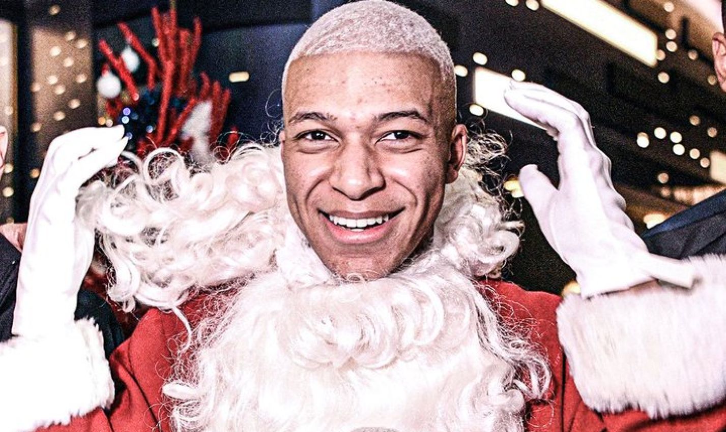 Ο Μπαπέ με τα… δώρα του – Ντύθηκε Άγιος Βασίλης και έδωσε ρεσιτάλ (pic)