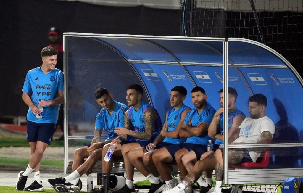 Μέσι, Ντε Πολ, Παρέδες και Άλβαρες σε σκηνή πορνό με την Ιβάνα Κνολ! (pics)