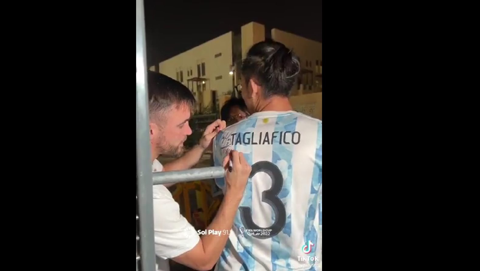 Τρέλα για Ταγκλιαφίκο: Δύο Ιάπωνες περίμεναν όλο το βράδυ για χάρη του! (vid)