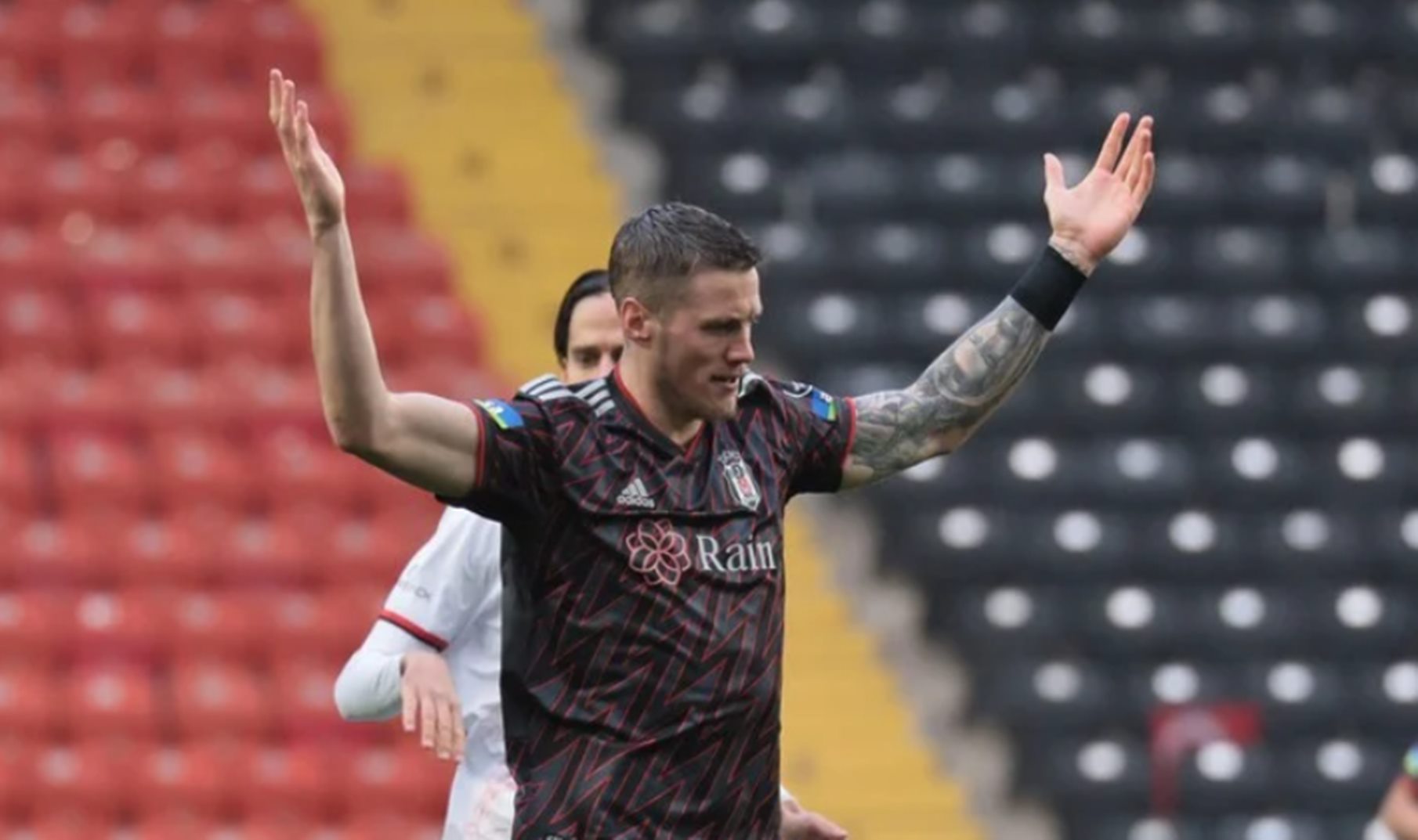 Γουτ Βέργκχοστ: Πρώτα… γλέντησε τον Μαρτίνες και μετά όλη την Τουρκία! (vid)