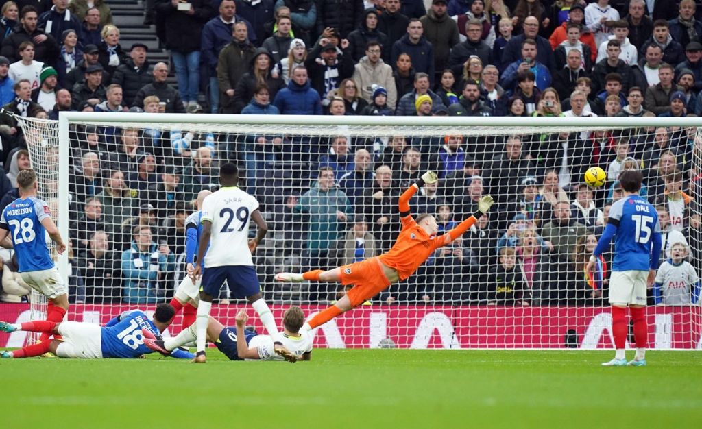 Τρομερός Κέιν, κάρφωσε την μπάλα στο «παραθυράκι» της Πόρτσμουθ! (vid)