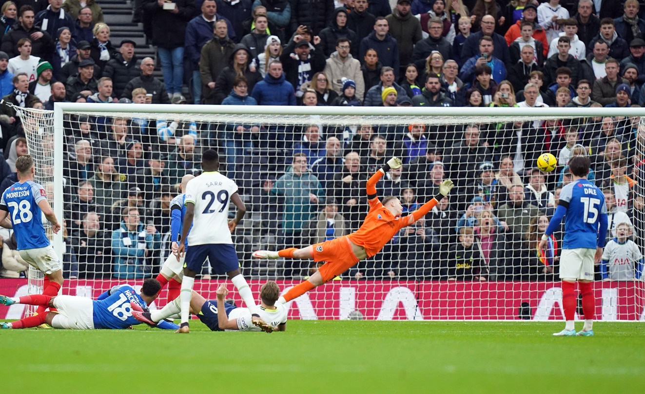 Τρομερός Κέιν, κάρφωσε την μπάλα στο «παραθυράκι» της Πόρτσμουθ! (vid)