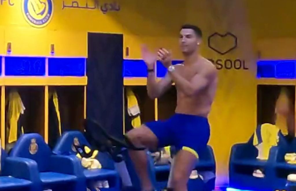 Ο Κριστιάνο πανηγύριζε τα γκολ της Αλ Νασρ κάνοντας… ποδήλατο στα αποδυτήρια! (vid)