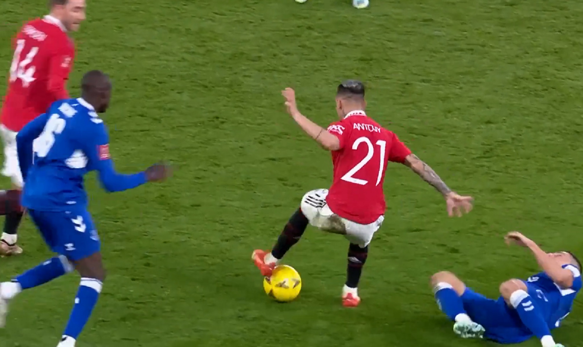 Η «ρουλέτα» του Άντονι έστειλε για… σπίρτα τον Ντουκουρέ (vid)