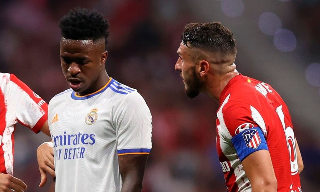 Τραγικό! Οπαδοί της Ατλέτικο κρέμασαν ομοίωμα του Βινίσιους από μια γέφυρα (pic)