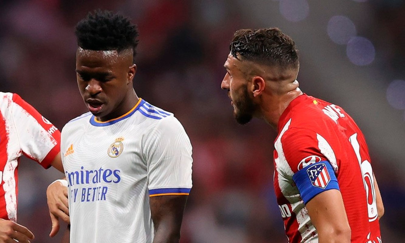 Τραγικό! Οπαδοί της Ατλέτικο κρέμασαν ομοίωμα του Βινίσιους από μια γέφυρα (pic)