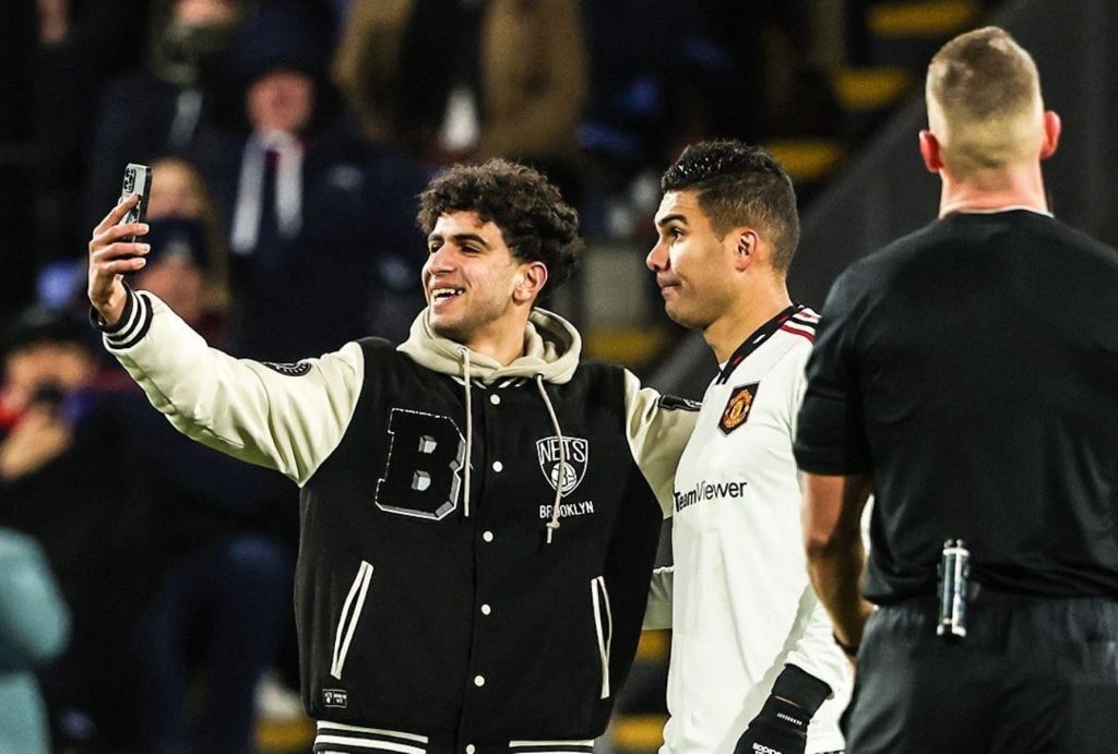 Οπαδός στο Πάλας – Γιουνάιτεντ έκανε «ντου» για… selfie με τον Κασεμίρο (vid)