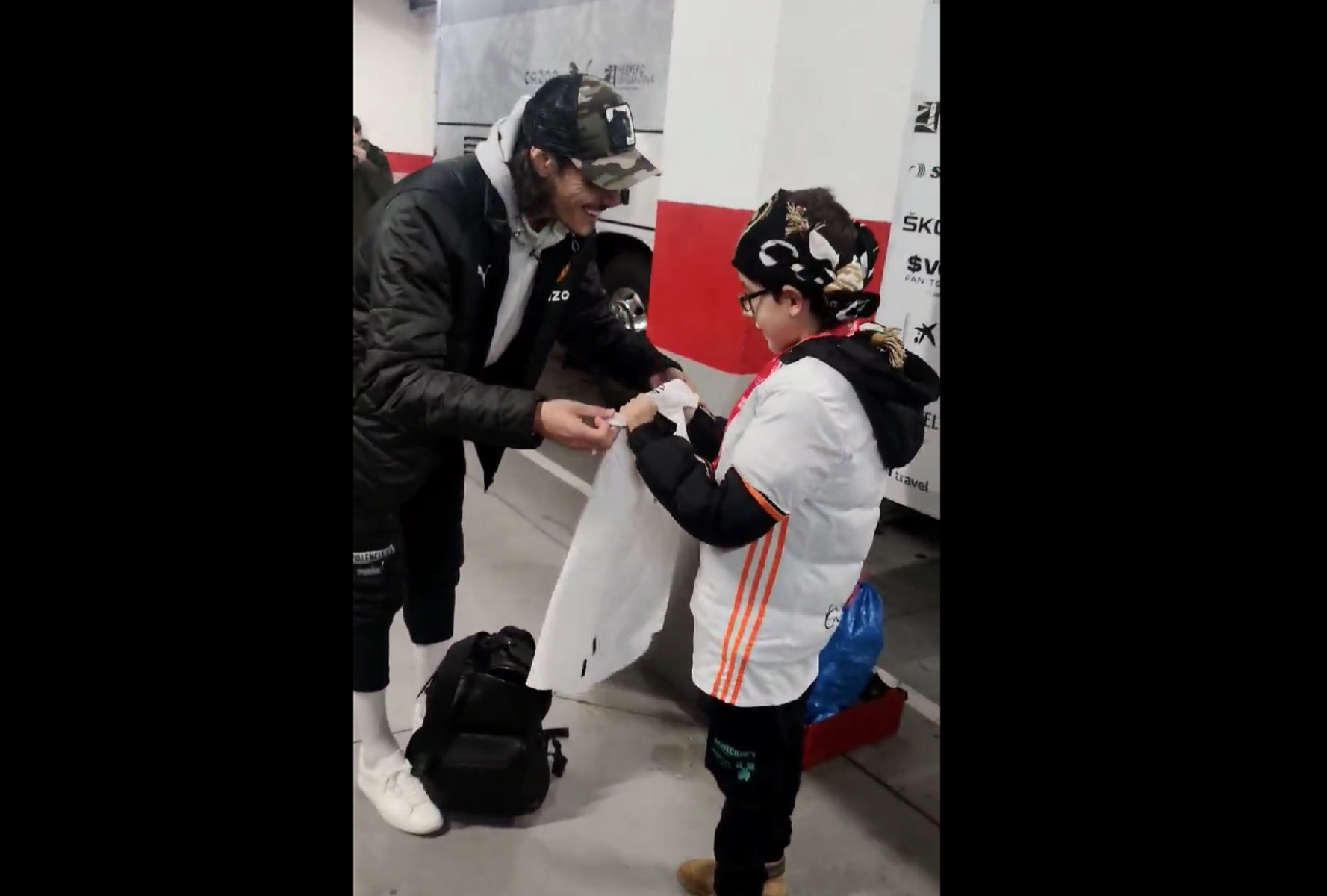 Καβάνι το μεγαλείο σου – Χάρισε τη φανέλα του σε μικρό παιδί (vid)