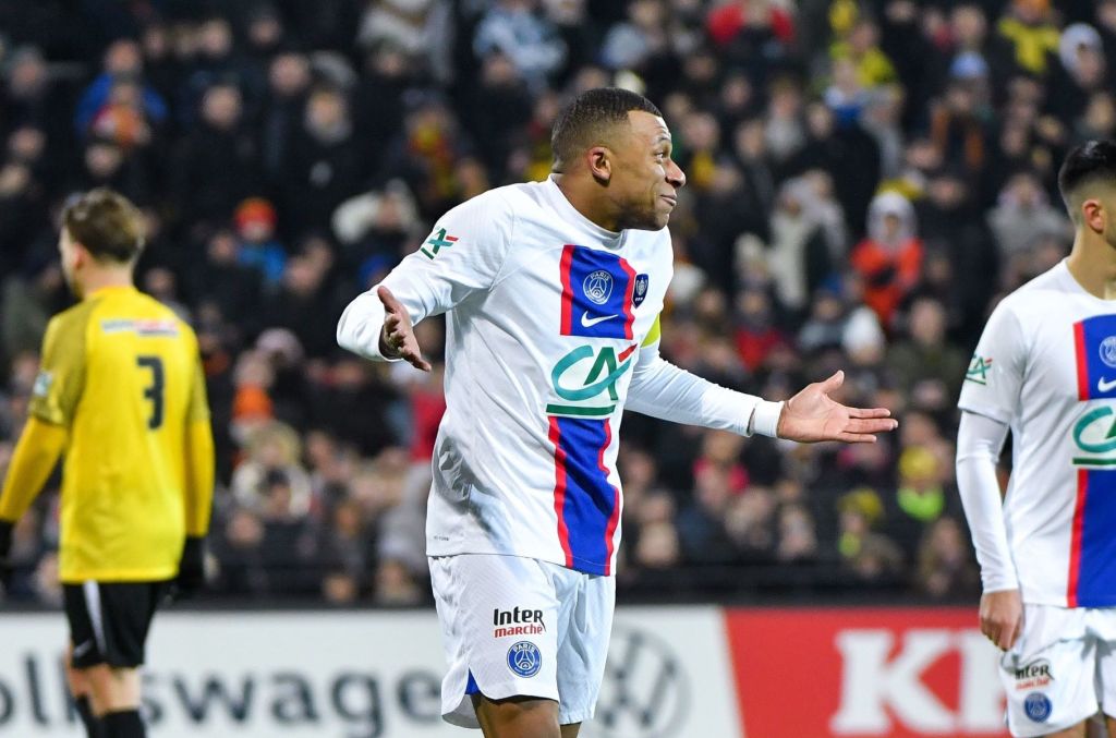 O Μπαπέ έριξε… τάλιρο και η Παρί «εφτάμπαλο» στην άμοιρη Παΐ ντε Κασέλ (vid)