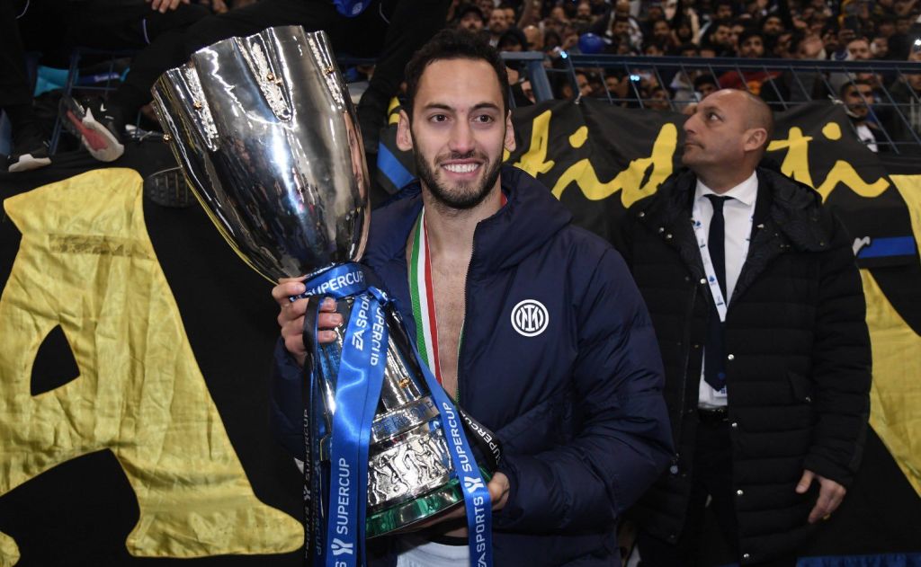 O Τσαλχάνογλου προκαλεί τους φίλους της Μίλαν: «Θα μάθετε να σέβεστε!»