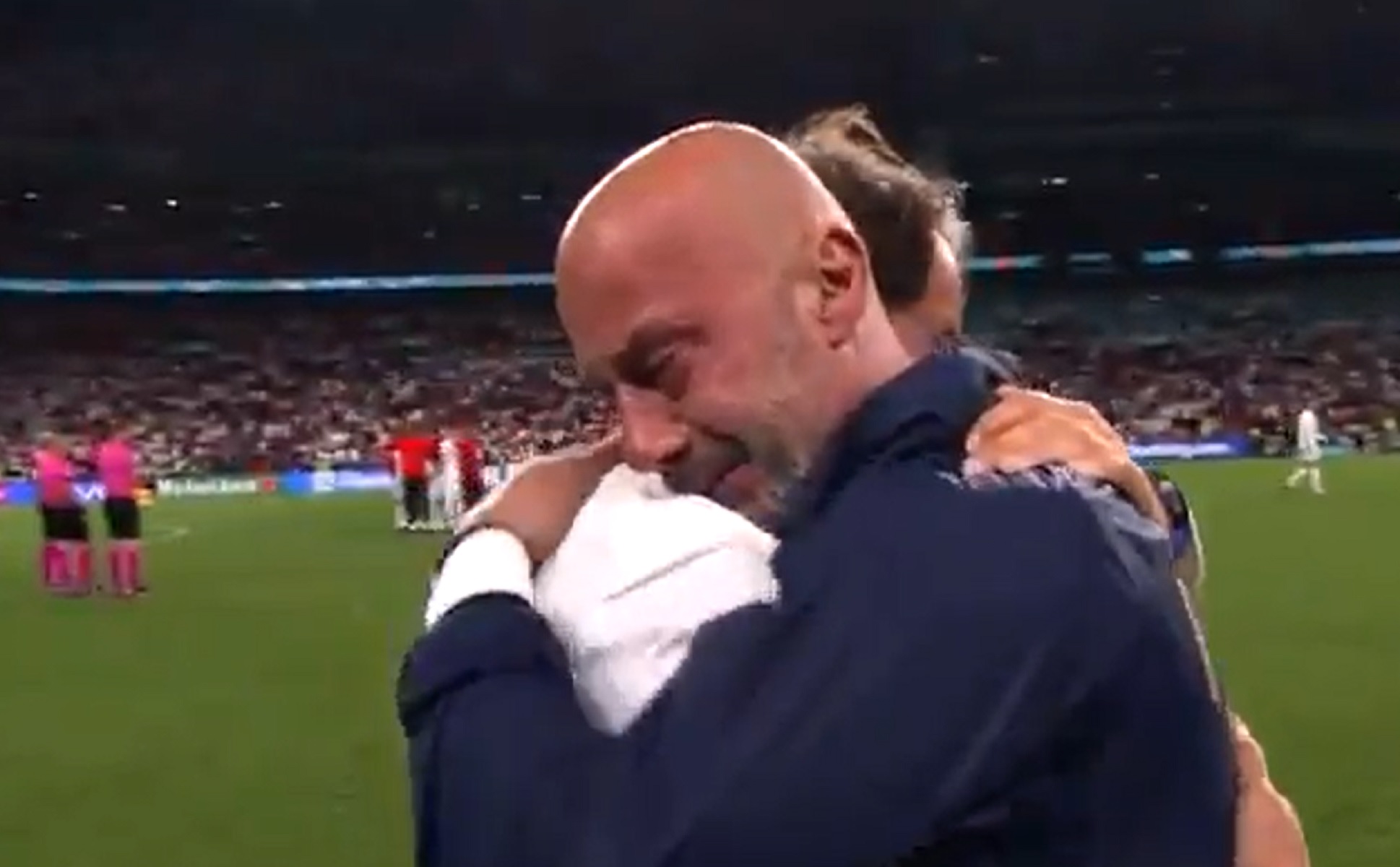 To ατελείωτο κλάμα χαράς των Βιάλι και Μαντσίνι στο EURO (vid)