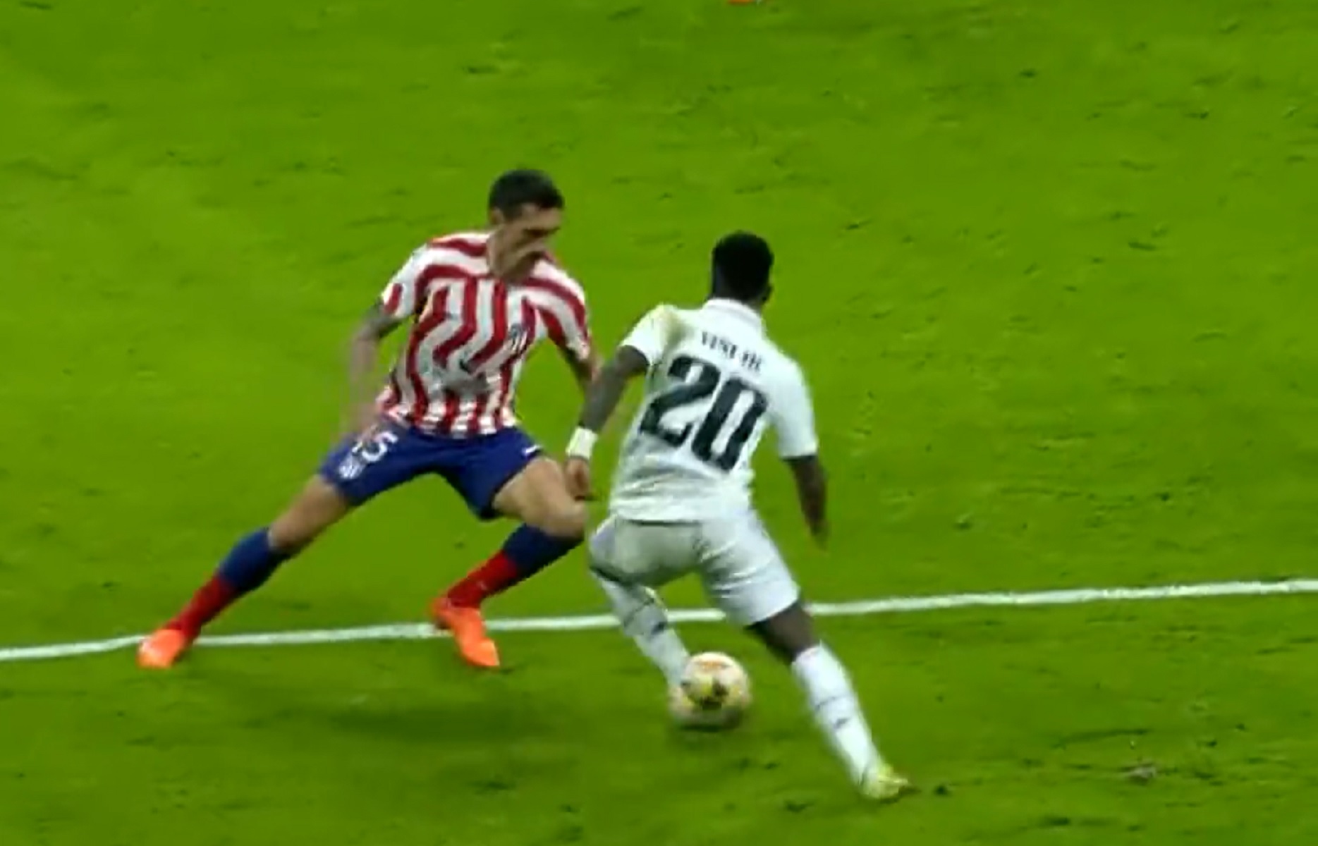 Έχασε τη Γη κάτω από τα πόδια του ο Σάβιτς – Τρομερή «ποδιά» του Βινίσιους (vid)