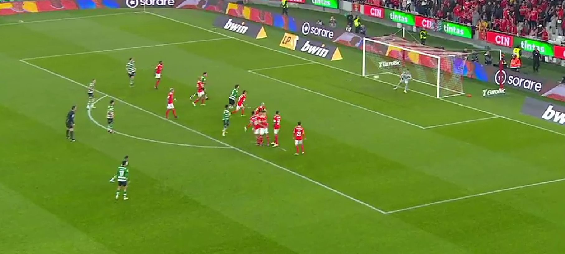 Ιπτάμενος… Βλαχοδήμος: Μεγάλη επέμβαση από τον Έλληνα κίπερ! (vid)