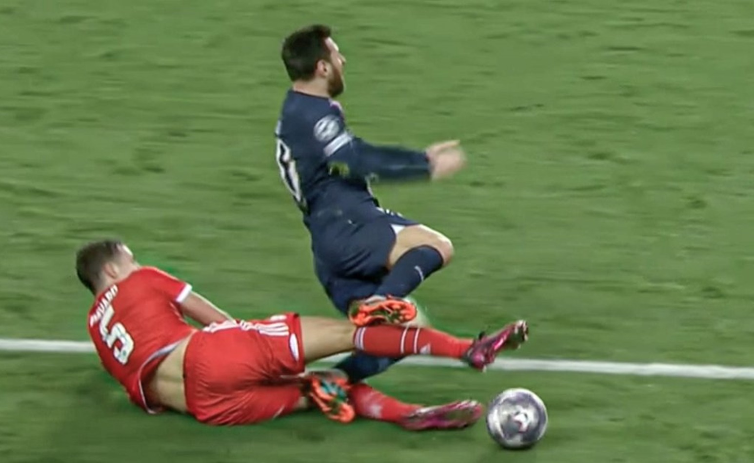 Ο Παβάρ σταμάτησε τον Μέσι με θεμιτό κι αθέμιτο τρόπο! (vids)