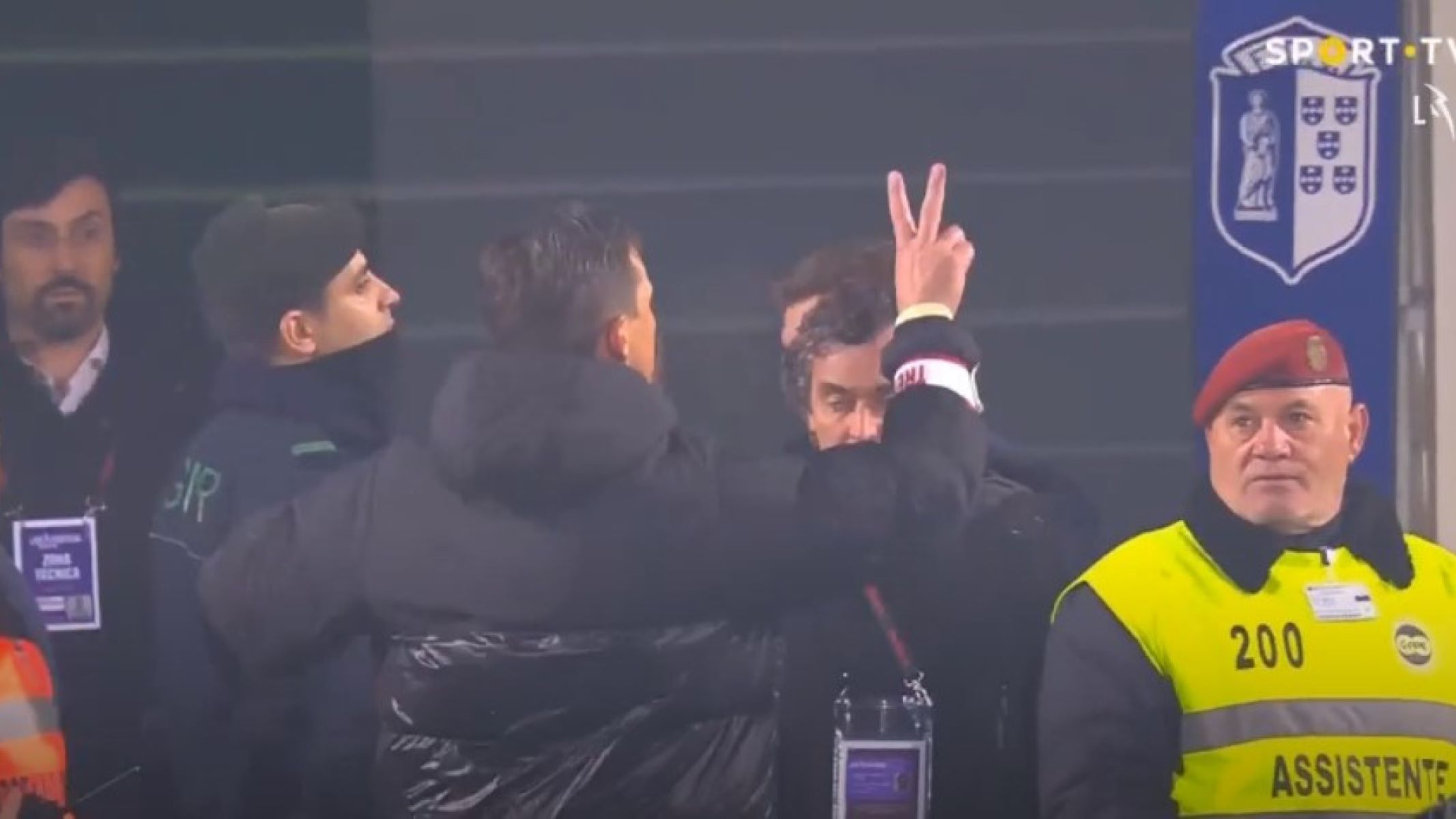 Προκλητικός ο Σμιντ της Μπενφίκα – Η χειρονομία στους οπαδούς της Μπιζέλα (vid)