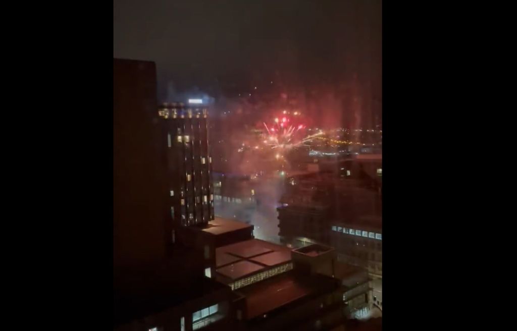 Έκαναν τη νύχτα… μέρα οι οπαδοί της Λίβερπουλ έξω από το ξενοδοχείο της Ρεάλ Μαδρίτης (vid)