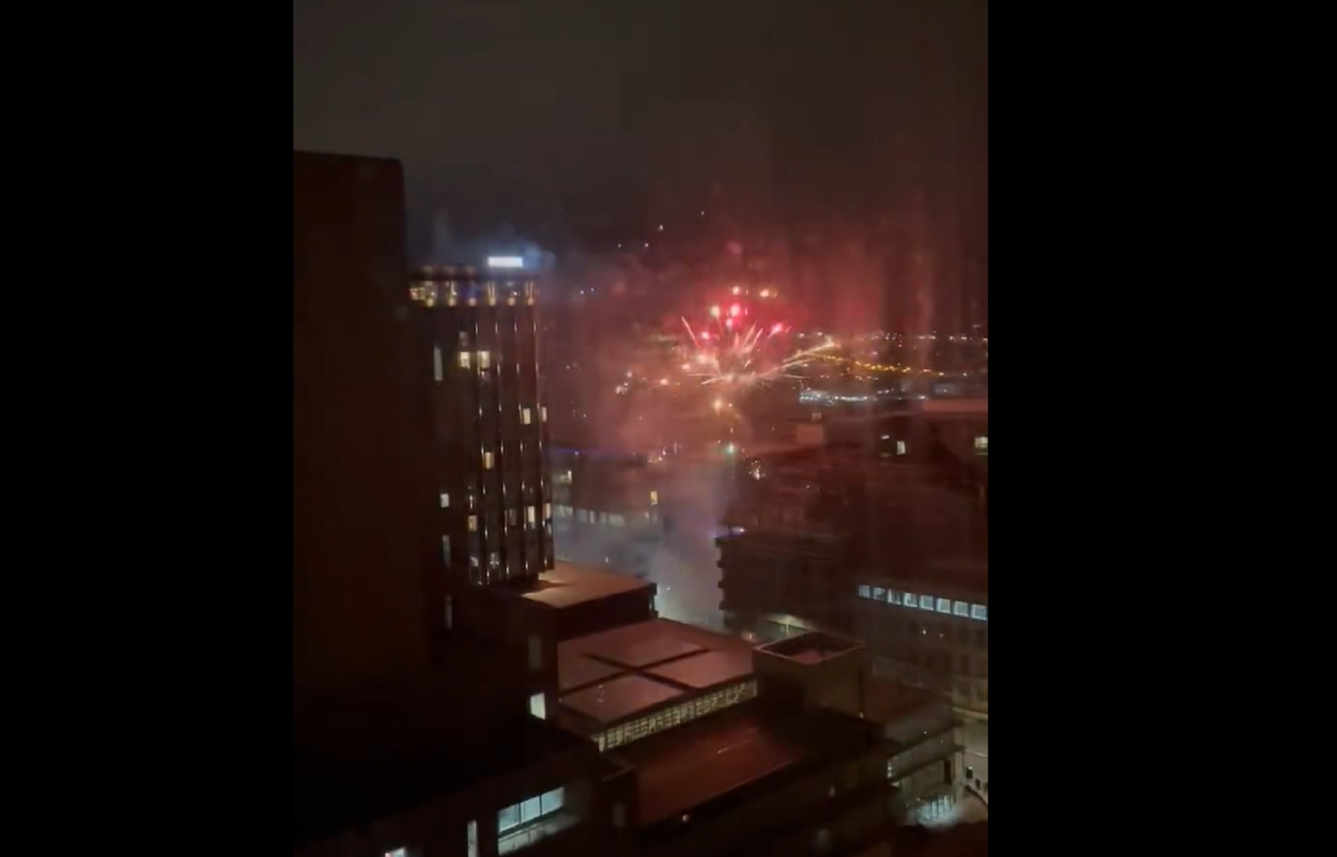 Έκαναν τη νύχτα… μέρα οι οπαδοί της Λίβερπουλ έξω από το ξενοδοχείο της Ρεάλ Μαδρίτης (vid)