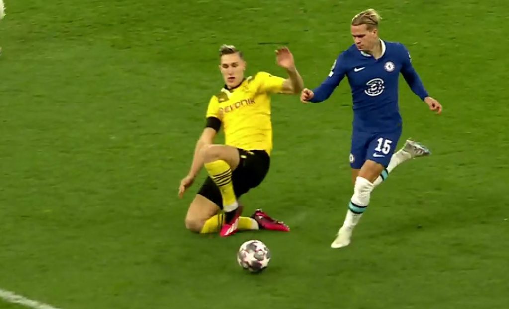 «Φλέρταρε» με πέναλτι η Ντόρτμουντ, αλλά ο Σλότερμπεκ πήρε το… πορτοφόλι του Μούντρικ! (vid)