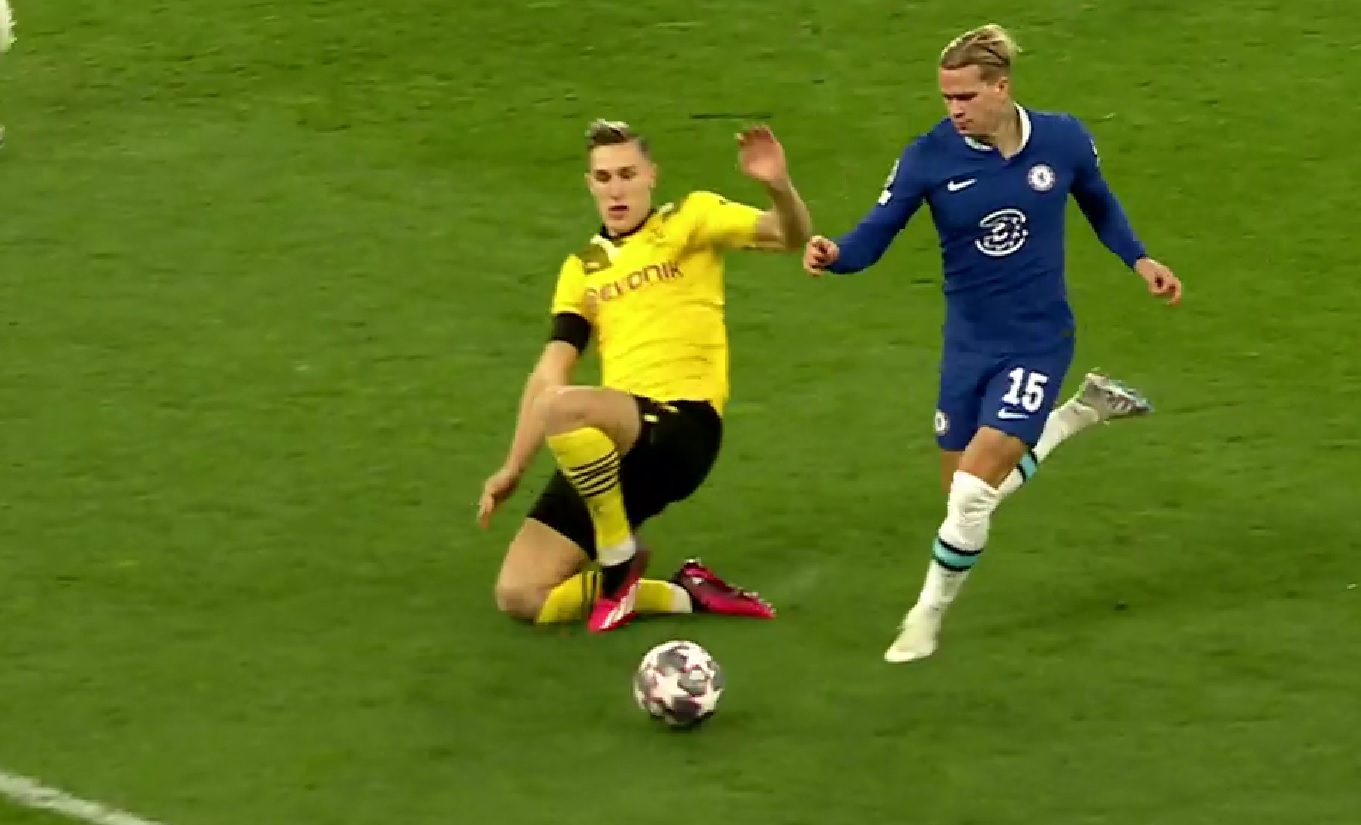 «Φλέρταρε» με πέναλτι η Ντόρτμουντ, αλλά ο Σλότερμπεκ πήρε το… πορτοφόλι του Μούντρικ! (vid)