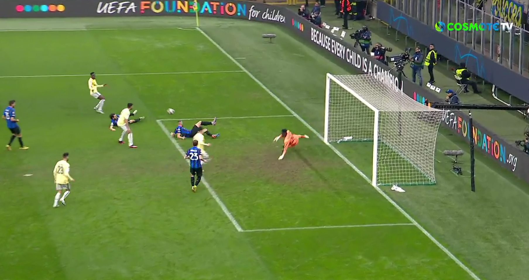 Απλά απίθανος ο Ονάνα: Τριπλή επέμβαση από τον Καμερουνέζο κίπερ! (vid)