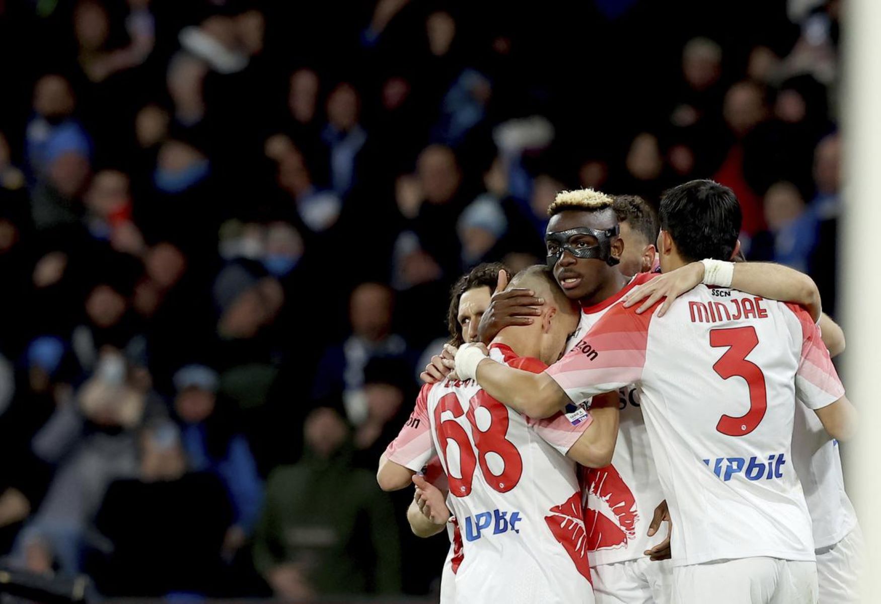 Ο Όσιμεν έχει τρελάνει – και – τους Βρετανούς, δύο μεγαθήρια αραδιάζουν… εκατομμύρια!