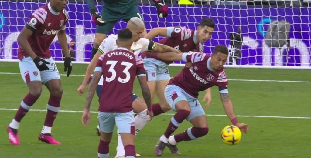 Έχουν «χαζέψε»ι στην Premier League – Αδιανόητη απόφαση και… δεν δόθηκε πέναλτι (vid)