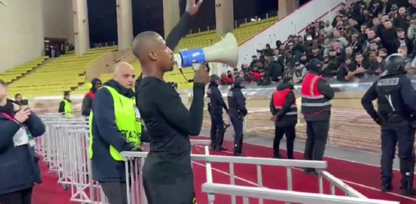 Μόνος του και όλοι τους: Μεγάλη κίνηση από Κιμπεμπέ μετά την βαριά ήττα της Παρί! (vid)