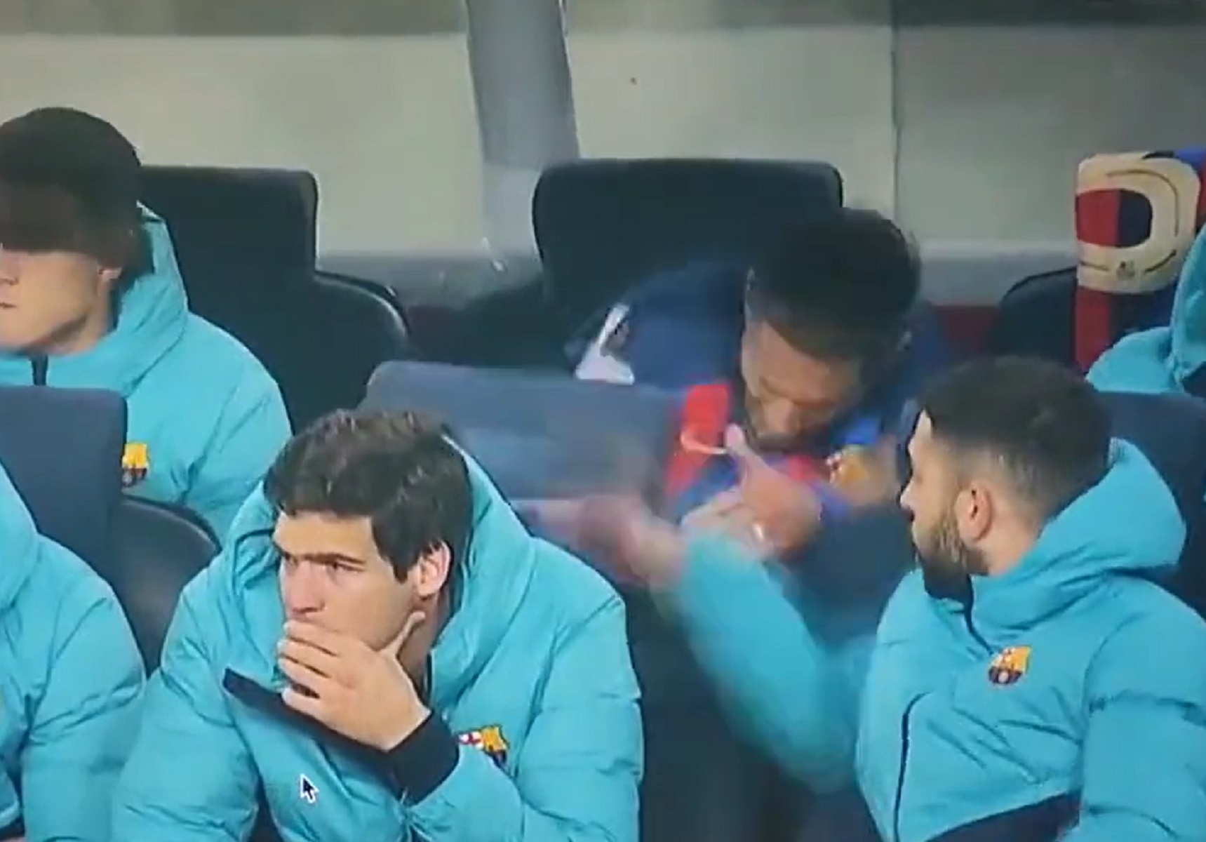 Μπαρτσελόνα: Εξοργισμένος ο Ραφίνια στην αλλαγή του – Παραλίγο να σπάσει το κάθισμα στον πάγκο (vid)