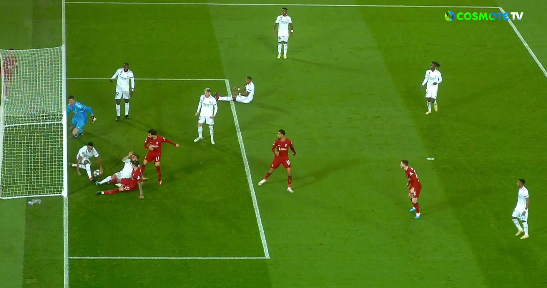 Οι «μαχητές» της Ρεάλ Μαδρίτης έβαλαν τα πόδια τους στη φωτιά για χάρη της! (vid)