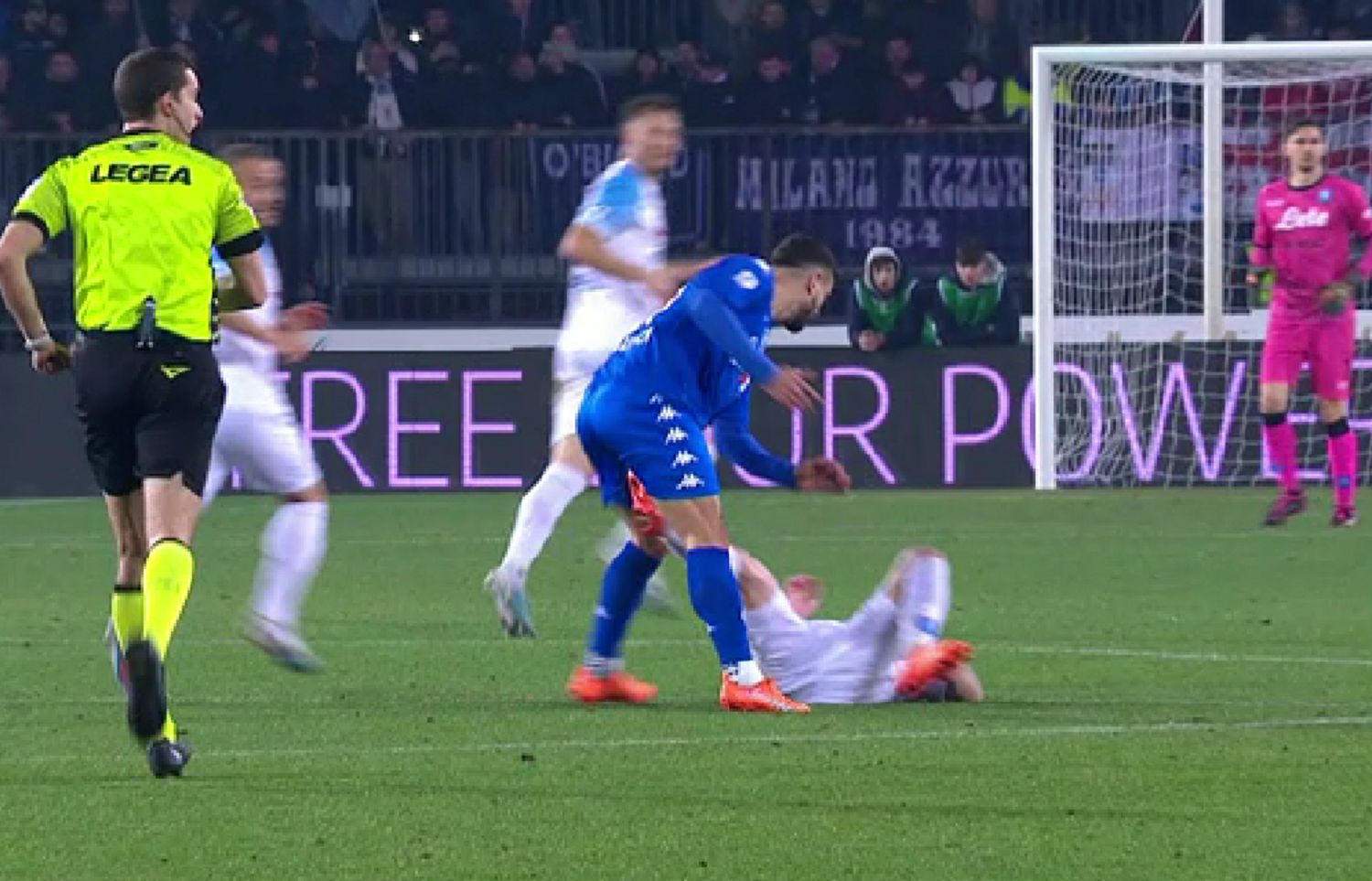 Άνανδρη κλωτσιά του Μάριο Ρούι στα γεννητικά όργανα του Καπούτο! (vid)