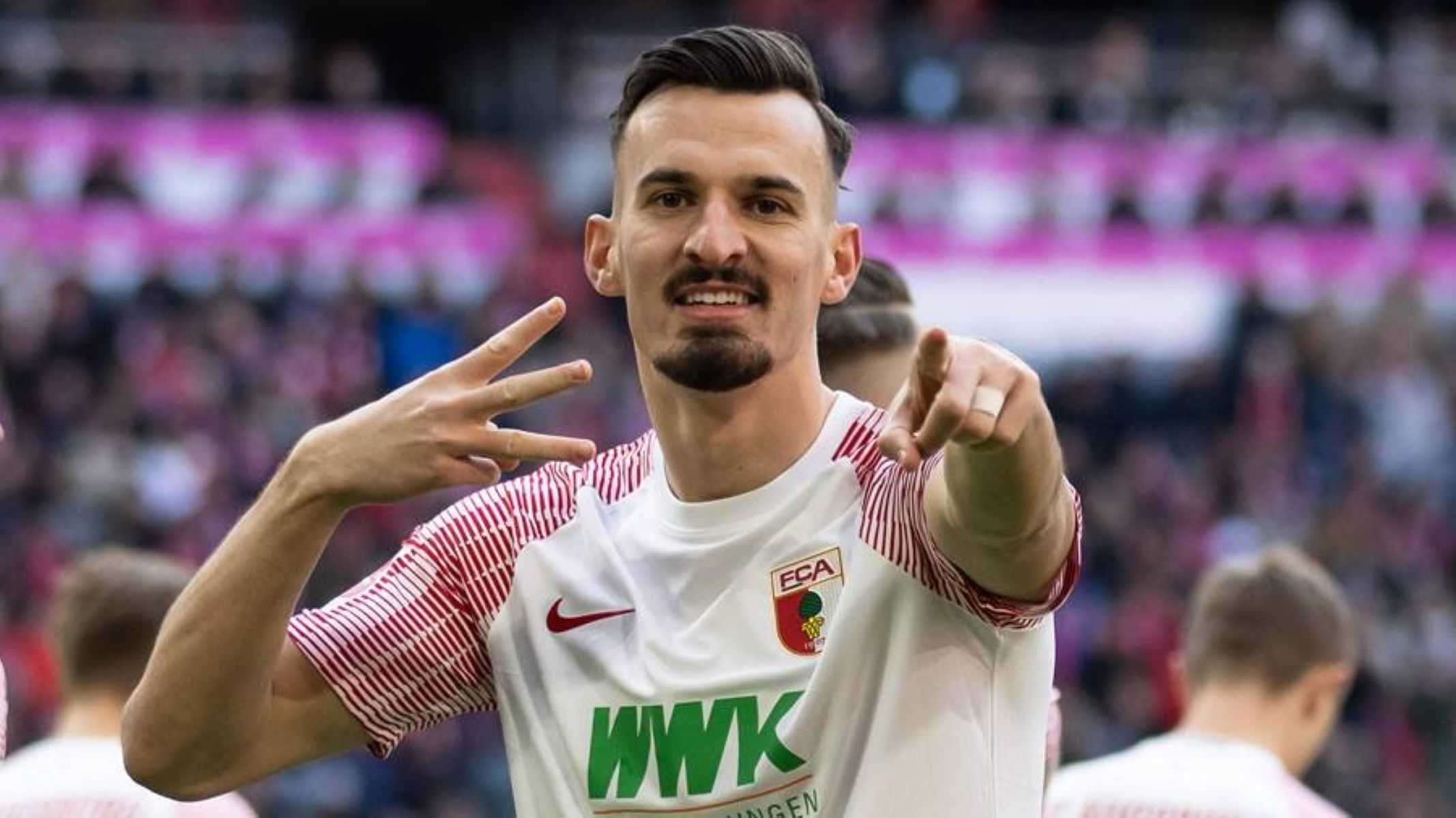 H Άουγκσμπουργκ τρολάρει τους άσφαιρους Μέσι και Μπαπέ (pic)