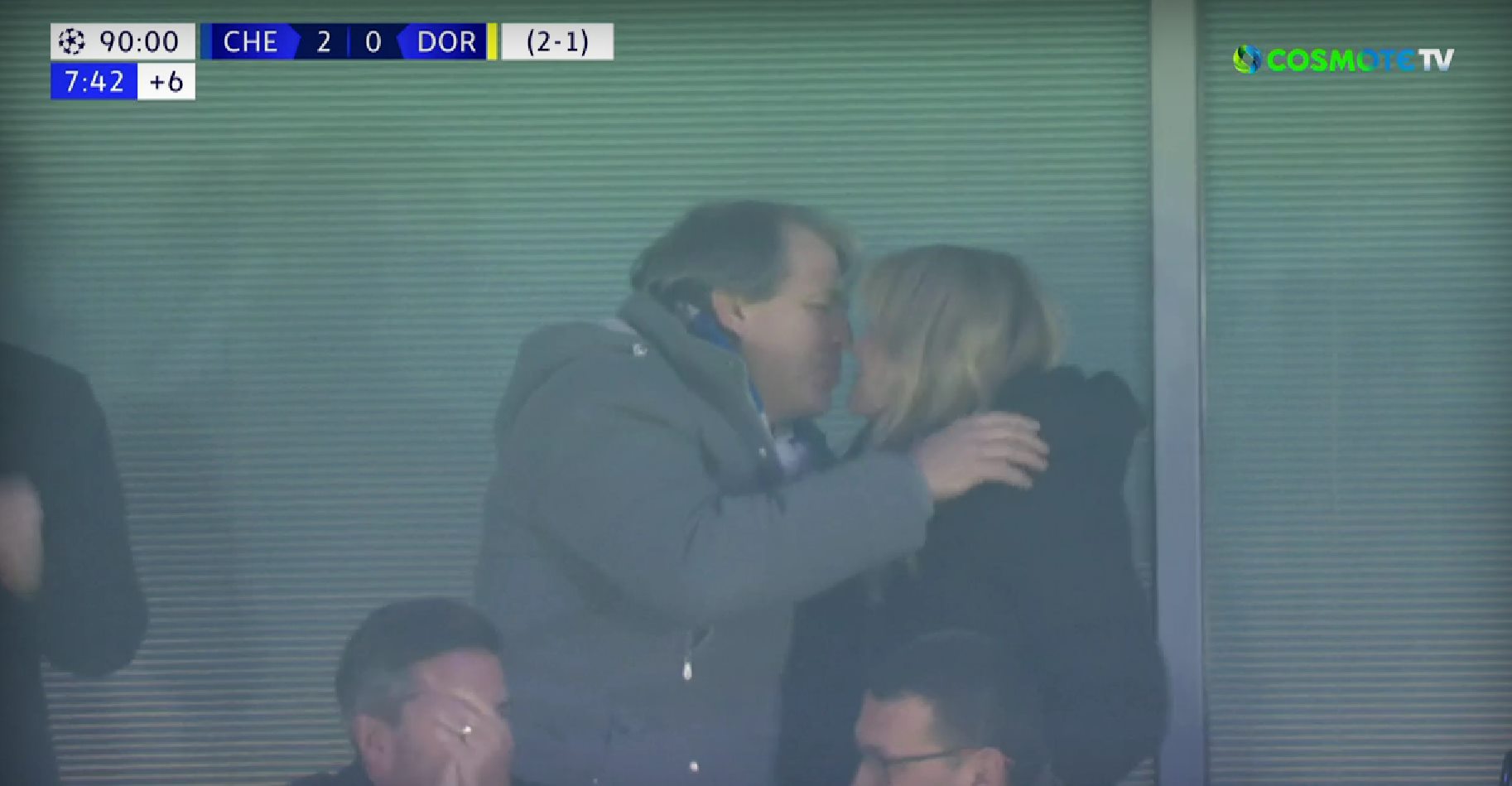 Ξεσάλωσε το αφεντικό της Τσέλσι, μετά την πρόκριση: Το καυτό φιλί στη γυναίκα του! (vid)