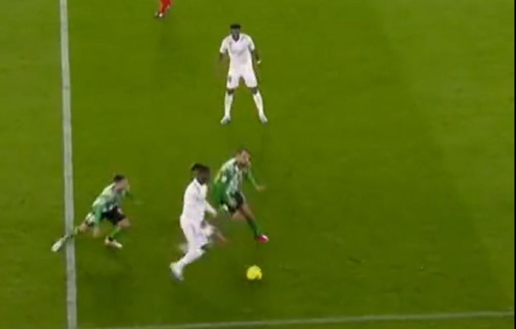 Απίθανες κινήσεις του Καμαβινγκά – Έκανε… κουτούς δύο παίκτες της Μπέτις (vid)