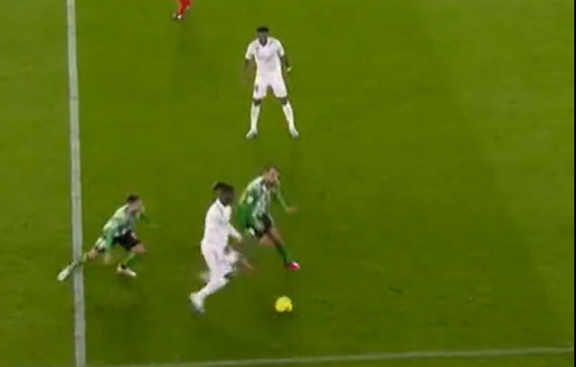 Απίθανες κινήσεις του Καμαβινγκά – Έκανε… κουτούς δύο παίκτες της Μπέτις (vid)