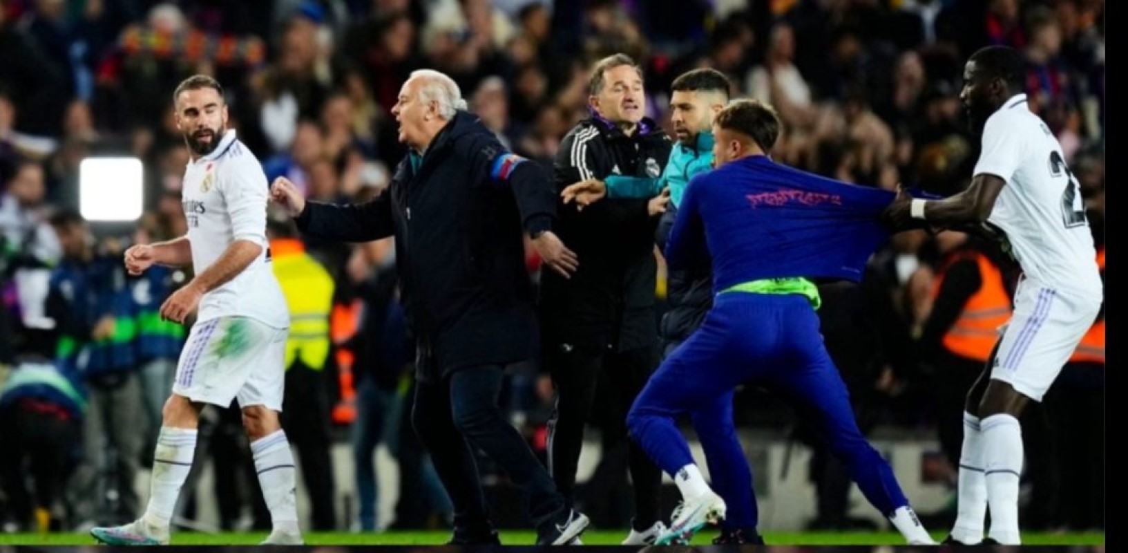 Τραγική χειρονομία του Καρβαχάλ – Έδειξε το… μεσαία δάχτυλο στον γκολκίπερ της Μπαρτσελόνα (vid)