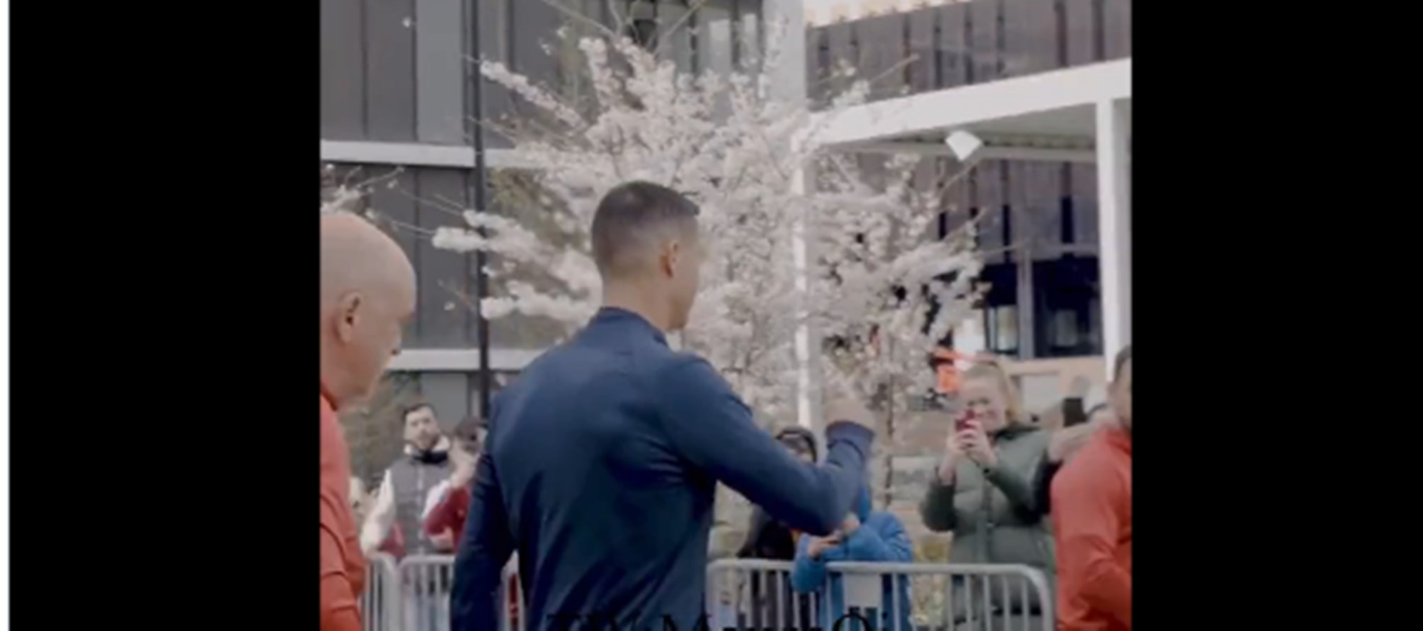 O Κριστιάνο γίνεται… χίλια κομμάτια για τους θαυμαστές του! (vid)