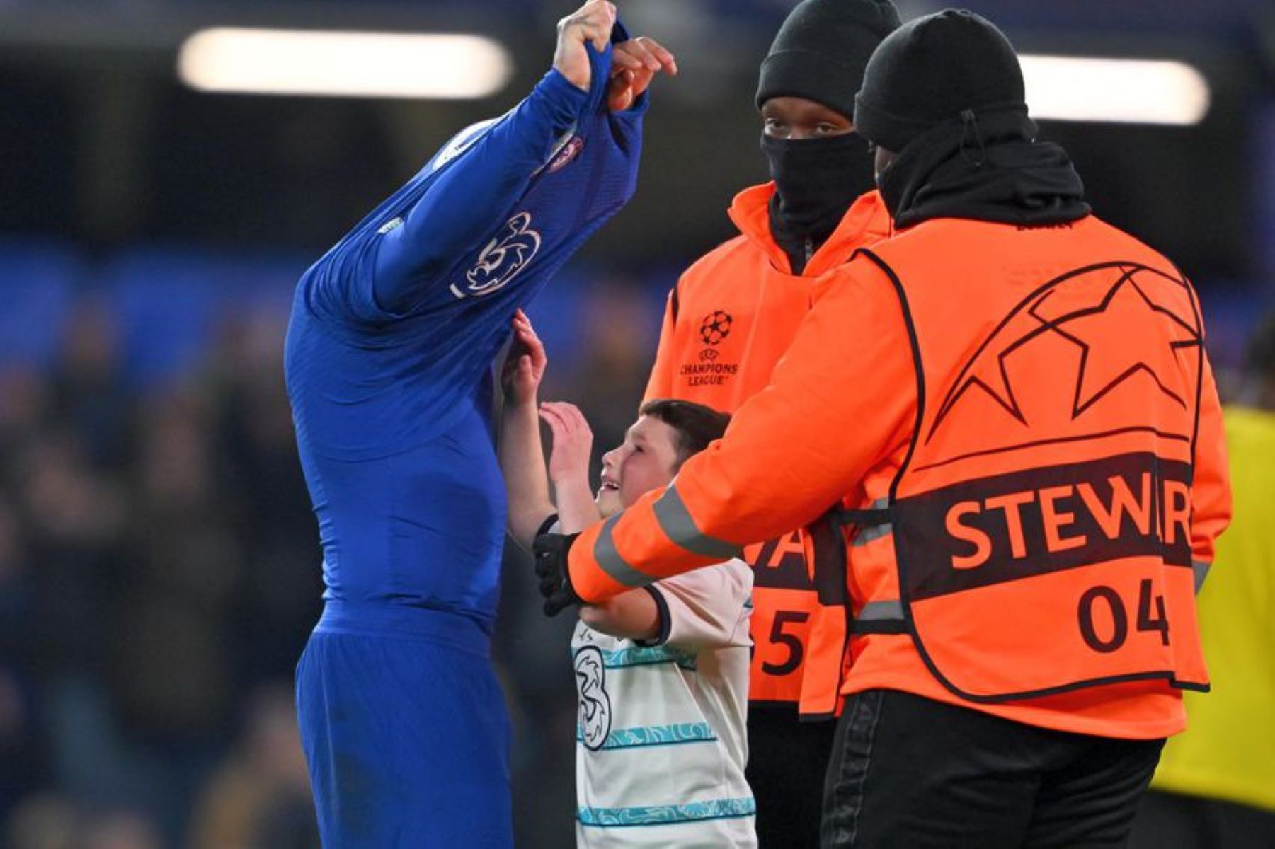 Αυτό είναι το ποδόσφαιρο: Ο Φερνάντες δίνει τη φανέλα του σε πιτσιρικά και εκείνος βάζει τα κλάματα (pics)