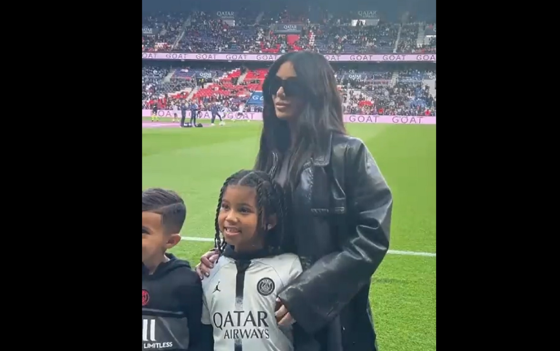 Πήρε… σβάρνα τα γήπεδα η Καρντάσιαν – Στο Παρίσι για Μέσι και Μπαπέ (vid)