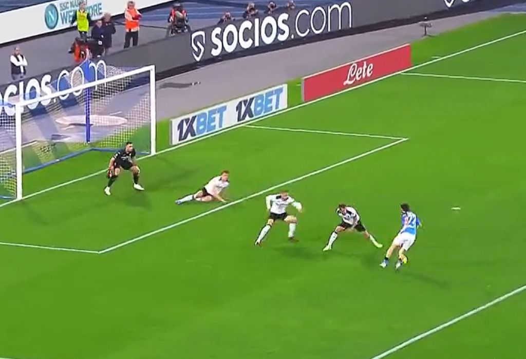 Μαραντόνα κοίτα τον νέο θεό της Νάπολι – Ο «Κβάρα» σώριασε όλη την Αταλάντα και σκόραρε (vid)