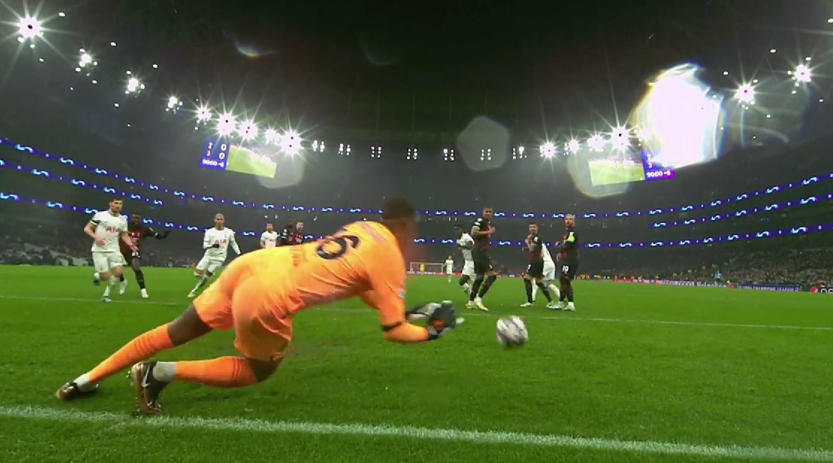 Μίλαν: Η απόκρουση πρόκρισης του Μενιάν στο 93′ στην κεφαλιά του Κέιν! (vid)