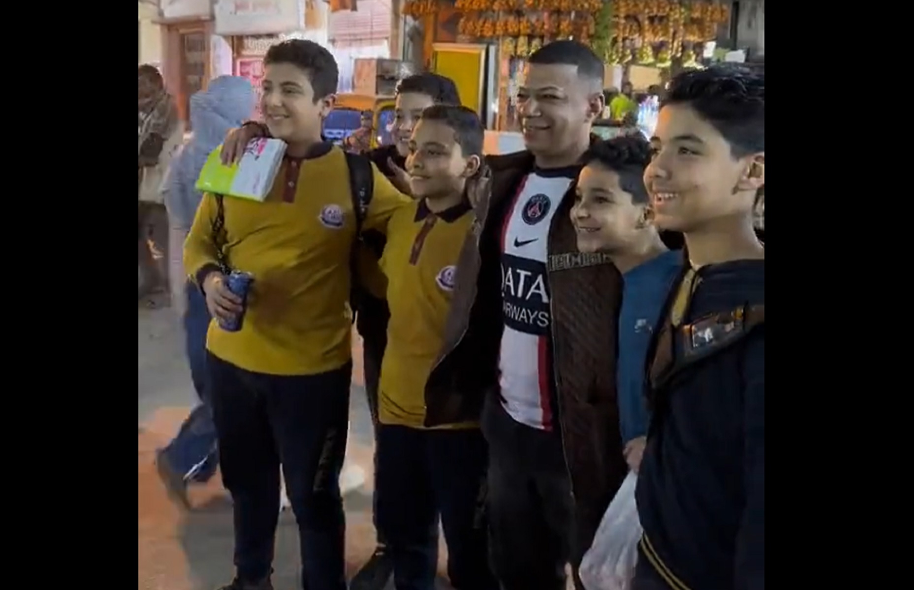 Σωσίας του Μπαπέ… ψάρωσε τα Γαλλάκια στους δρόμους του Παρισιού (vid)