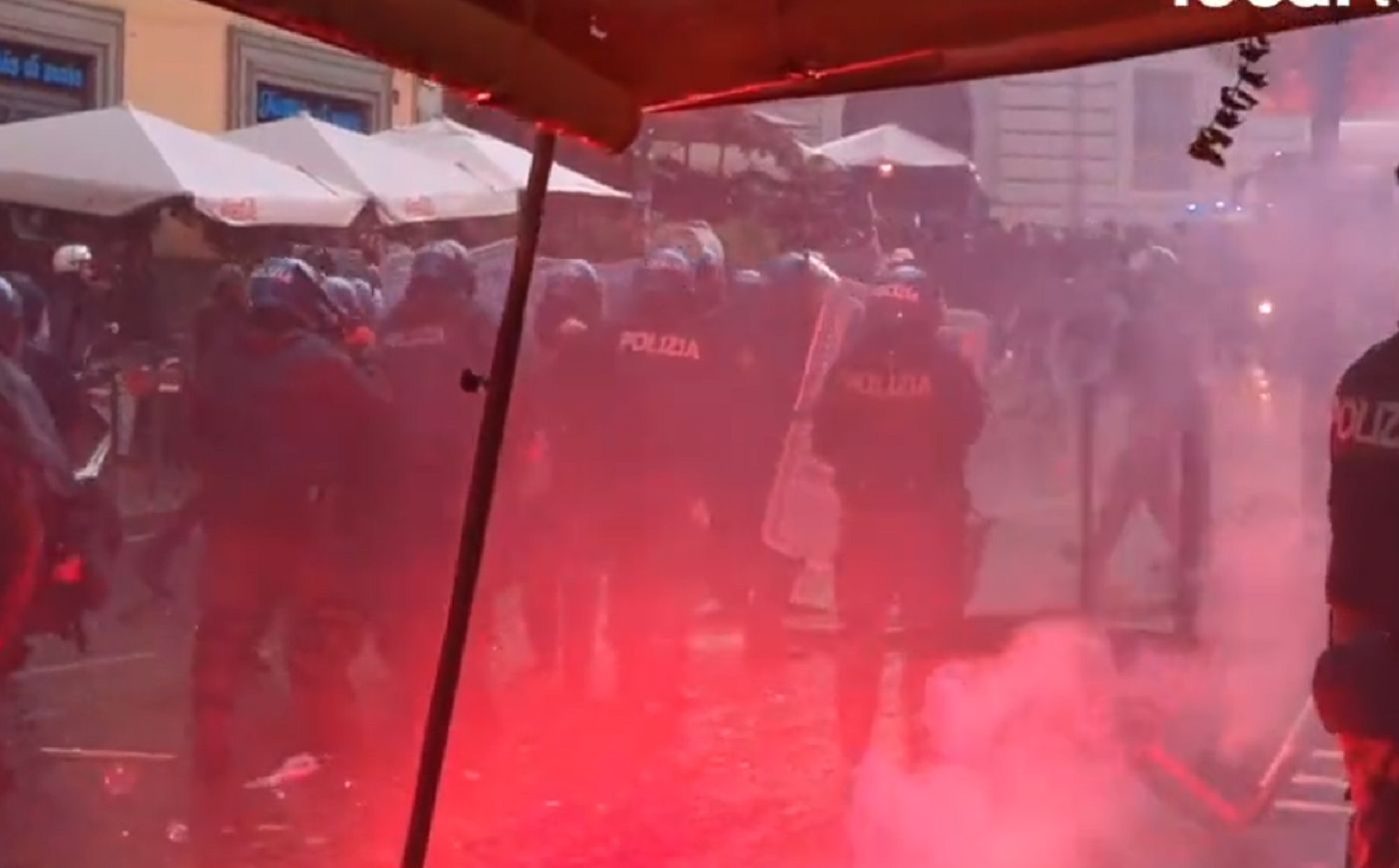 Επεισόδια στη Νάπολη με οπαδούς της Άιντραχτ και αστυνομία! (vids)