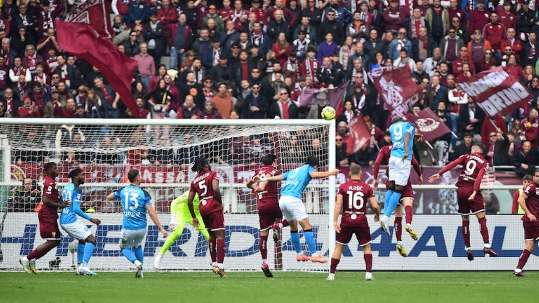 Το ξανάκανε ο Όσιμεν – Άλμα στον… Θεό και 20 γκολ στη Serie A (vid)