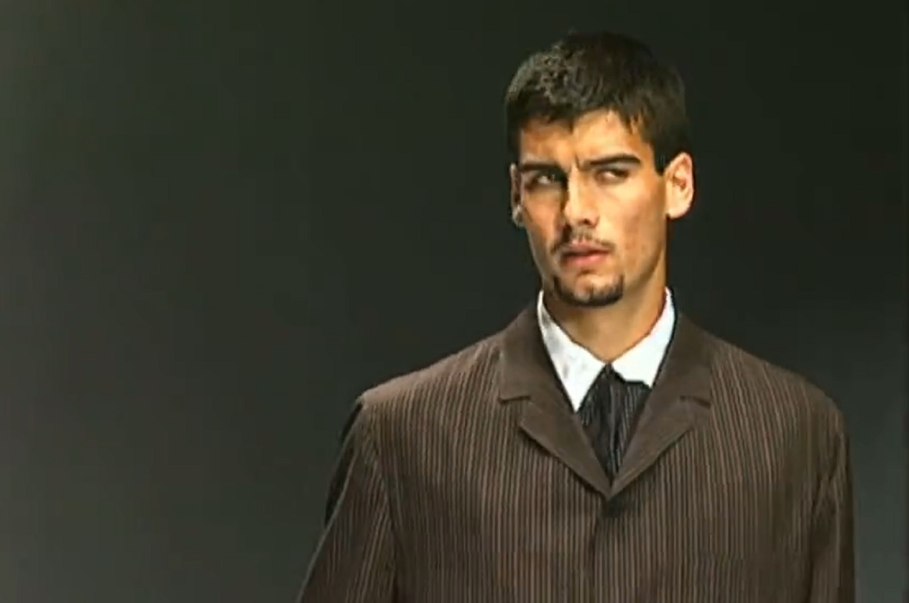 Συλλεκτικό βίντεο: Ο «ψωνισμένος» Γκουαρντιόλα σε ρόλο μοντέλο σε επίδειξη μόδας (vid)