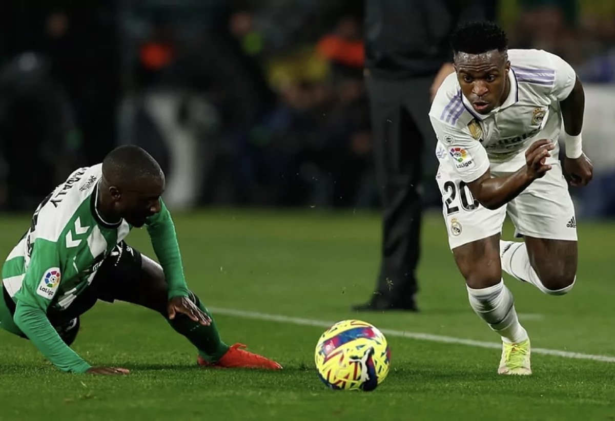 Ένα “μπάχαλο” η Ρεάλ – Ντου του Αντσελότι στον Βινίσιους που… πάλευε να πάρει κόκκινη κάρτα (vid)